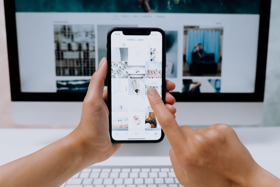 スマートフォンでSNSを閲覧する手元